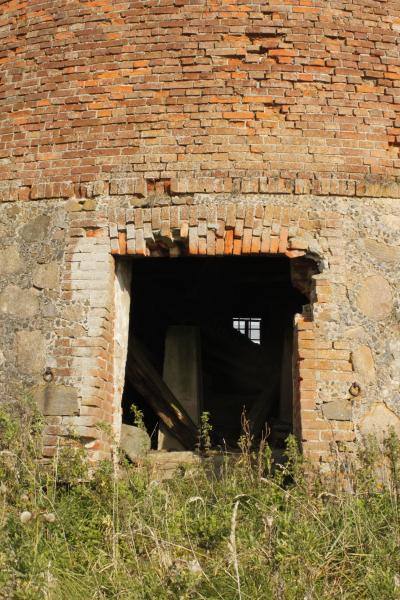 Paliepių vėjo malūno įėjimo durų anga pietvakariniame fasade. Zenono Baubonio nuotrauka, 2012 [interaktyvus]. Prieiga per internetą: http://www.pasvalia.lt/zng/objektai.php?open=edit_image&id=&st_id=416&g_id=1852 [žiūrėta 2018-05-29].