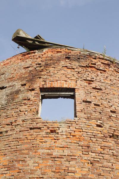 Paliepių vėjo malūnas. Malūno III aukšto lango anga. Zenono Baubonio nuotrauka, 2012 [interaktyvus]. Prieiga per internetą: http://www.malunai.lt/gallery.php?malunas_id=148&tipas=1&foto_id=9002 [žiūrėta 2018-05-29].