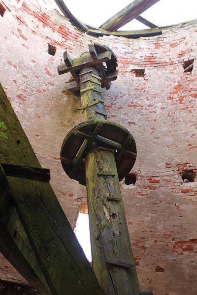 Paliepių vėjo malūnas. Malūno statvolio viršutinė dalis su nežinomos paskirties (žemiau) ir maišų pakėlimo mechanizmo skriemuliais (aukščiau). Zenono Baubonio nuotrauka, 2012