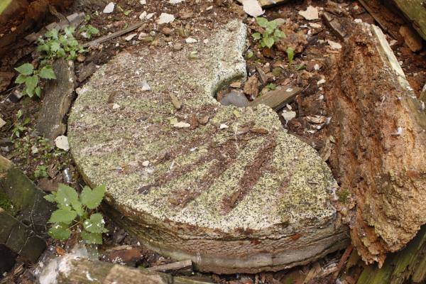 Paliepių vėjo malūnas. Girnakmenio fragmentas. Zenono Baubonio nuotrauka, 2012