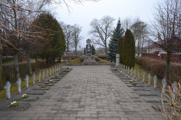 Antkapinis paminklas karininkui Jonui Stapulioniui Joniškėlyje. Nuotrauka iš Pasvalio Mariaus Katiliškio viešosios bibliotekos Krašto kultūros dokumentavimo centro fondų, 2015