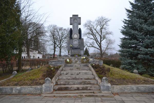 Antkapinis paminklas karininkui Jonui Stapulioniui Joniškėlyje. Nuotrauka iš Pasvalio Mariaus Katiliškio viešosios bibliotekos Krašto kultūros dokumentavimo centro fondų, 2015