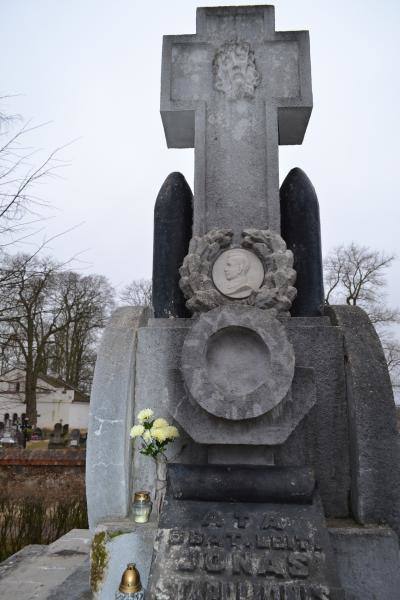 Antkapinis paminklas karininkui Jonui Stapulioniui Joniškėlyje. Nuotrauka iš Pasvalio Mariaus Katiliškio viešosios bibliotekos Krašto kultūros dokumentavimo centro fondų, 2015