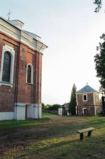 Pumpėnų Švč. M. Marijos Škaplierinės bažnyčia. Romo Trumpo nuotrauka, 2004 [interaktyvus]. Prieiga per internetą: https://www.miestai.net/forumas/forum/bendrosios-diskusijos/miestai-ir-architekt%C5%ABra/sakralin%C4%97-architekt%C5%ABra/7514-%E2%80%A0-pasvalio-r-ba%C5%BEny%C4%8Dios?t=7269