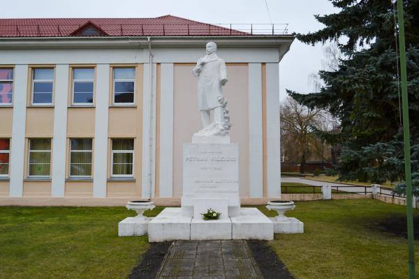 Paminklas Petrui Vileišiui prie jo vardo gimnazijos Pasvalyje. Nuotrauka iš Pasvalio Mariaus Katiliškio viešosios bibliotekos Krašto kultūros dokumentavimo centro fondų, 2015