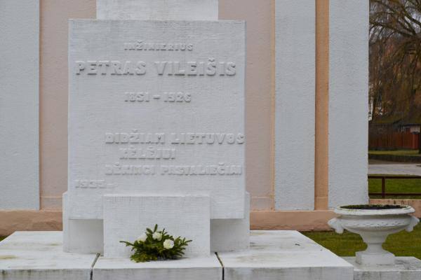 Paminklas Petrui Vileišiui prie jo vardo gimnazijos Pasvalyje. Nuotrauka iš Pasvalio Mariaus Katiliškio viešosios bibliotekos Krašto kultūros dokumentavimo centro fondų, 2015
