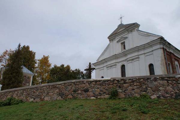 Pumpėnų Švč. M. Marijos Škaplierinės bažnyčia. A. Laužadžio nuotrauka, 2008 [interaktyvus]. Prieiga per internetą: https://www.miestai.net/forumas/forum/bendrosios-diskusijos/miestai-ir-architekt%C5%ABra/sakralin%C4%97-architekt%C5%ABra/7514-%E2%80%A0-pasvalio-r-ba%C5%BEny%C4%8Dios?t=7269