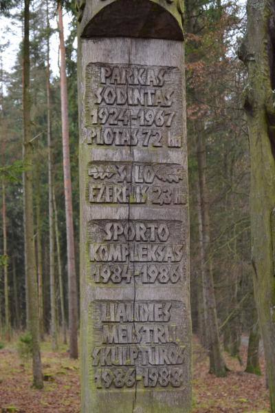 Pasvalio kultūros ir poilsio parko skulptūra. Nuotrauka iš Pasvalio Mariaus Katiliškio viešosios bibliotekos Krašto kultūros dokumentavimo centro fondų, 2015