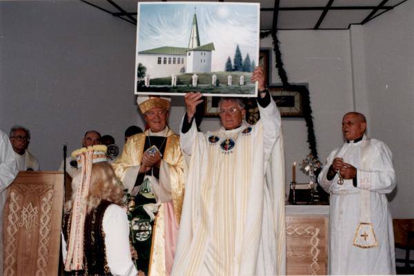 Per Grūžių Švč. Mergelės Marijos bažnyčios atidarymo šventę parapijiečiai kunigui Vytautui Butkui padovanojo Leonoros Stravinskienės pieštą naujosios bažnyčios paveikslą. Danutės Ratinskienės nuotrauka, 2001