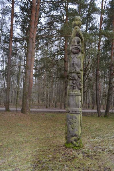 Vytauto Kutkausko skulptūra „Ežerą rauksiu“. Nuotrauka iš Pasvalio Mariaus Katiliškio viešosios bibliotekos Krašto kultūros dokumentavimo centro fondų, 2015 