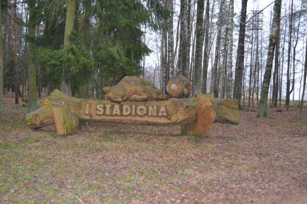 Vlado Šleivio ir Kęstučio Urbaičio išskaptuota rodyklė „Į stadioną“. Nuotrauka iš Pasvalio Mariaus Katiliškio viešosios bibliotekos Krašto kultūros dokumentavimo centro fondų, 2015