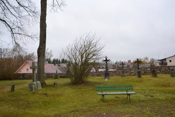 Pumpėnų Švč. M. Marijos Škaplierinės bažnyčios šventorius. Nuotrauka iš Pasvalio Mariaus Katiliškio viešosios bibliotekos Krašto kultūros dokumentavimo centro fondų, 2015
