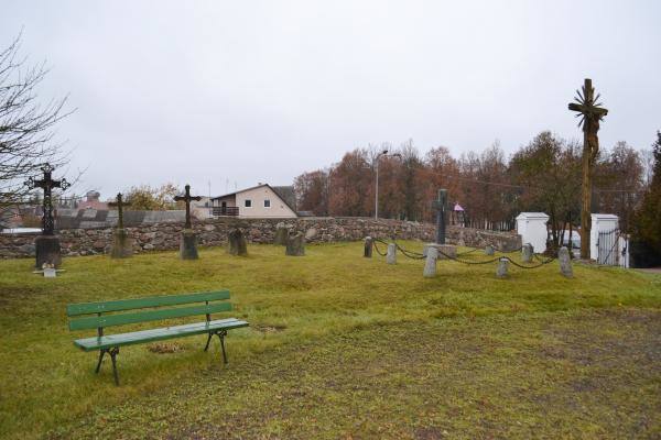 Pumpėnų Švč. M. Marijos Škaplierinės bažnyčios šventorius. Nuotrauka iš Pasvalio Mariaus Katiliškio viešosios bibliotekos Krašto kultūros dokumentavimo centro fondų, 2015

