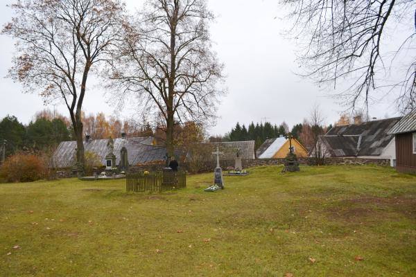 Pumpėnų Švč. M. Marijos Škaplierinės bažnyčios šventorius. Nuotrauka iš Pasvalio Mariaus Katiliškio viešosios bibliotekos Krašto kultūros dokumentavimo centro fondų, 2015
