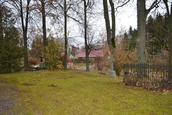 Pumpėnų Švč. M. Marijos Škaplierinės bažnyčios šventorius. Nuotrauka iš Pasvalio Mariaus Katiliškio viešosios bibliotekos Krašto kultūros dokumentavimo centro fondų, 2015
