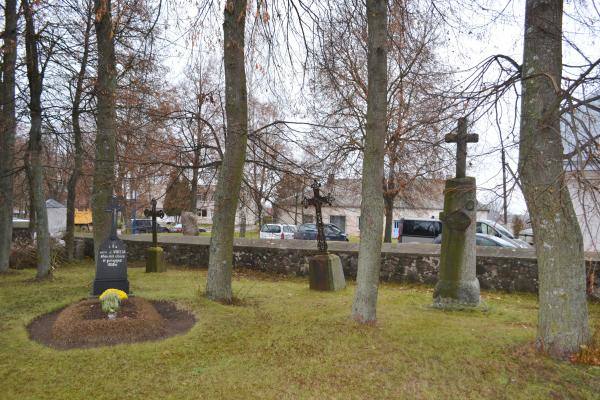 Pumpėnų Švč. M. Marijos Škaplierinės bažnyčios šventorius. Nuotrauka iš Pasvalio Mariaus Katiliškio viešosios bibliotekos Krašto kultūros dokumentavimo centro fondų, 2015
