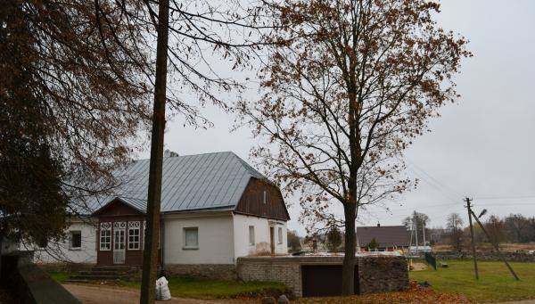 Vienuolyno namas. Nuotrauka iš Pasvalio Mariaus Katiliškio viešosios bibliotekos Krašto kultūros dokumentavimo centro fondų, 2015