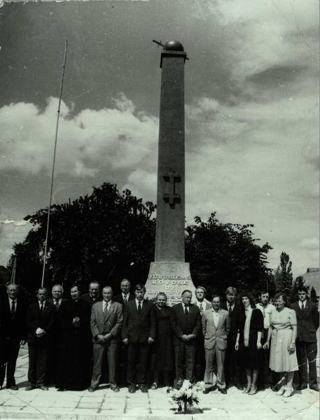 Paminklas Nepriklausomybės kovose žuvusiems savanoriams Saločiuose. Aidos Dulkienės nuotrauka, 1989