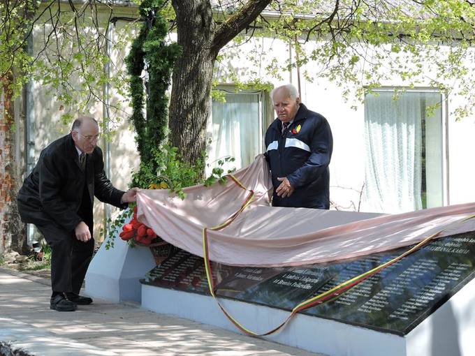 Atidengiamos atminimo lentos 1919–1920 m. Nepriklausomybės kovų Pumpėnų valsčiaus savanoriams ir Vyčio kryžiaus kavalieriams. Gražvydo Balčiūnaičio nuotrauka, 2018