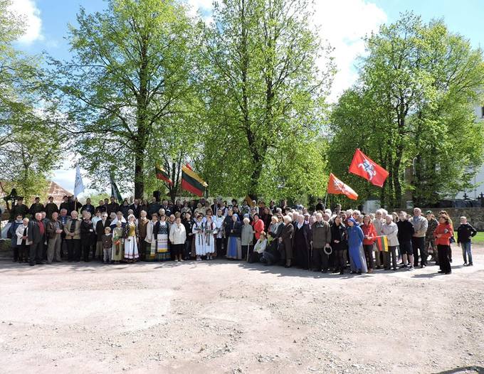 Į paminklinių lentų ir kryžiaus atidengimo iškilmes susirinko didelis būrys pumpėniečių ir svečių. Gražvydo Balčiūnaičio nuotrauka, 2018