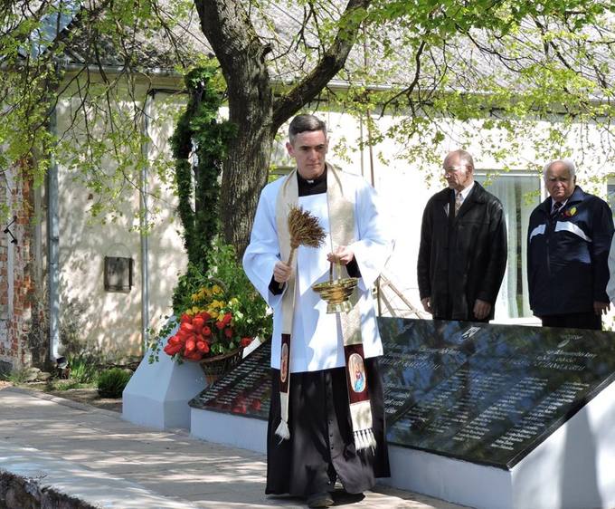 Atminimo lentas ir kryžių pašventino Pumpėnų Švč. Mergelės Marijos Škaplierinės parapijos klebonas Domingo Avellaneda. Gražvydo Balčiūnaičio nuotrauka, 2018