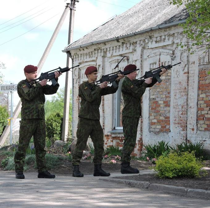 Tris salves – už savanorius, Lietuvą ir Vytį – šovė KASP Vyčio apygardos 5-osios rinktinės Pasvalio 503-osios pėstininkų kuopos kariai savanoriai. Gražvydo Balčiūnaičio nuotrauka, 2018