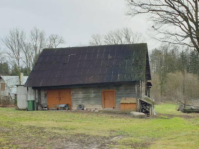 Poeto, partizano Broniaus Krivicko gimtojoje sodyboje esantis ūkinės paskirties pastatas. Tomos Mikalajūnaitės nuotrauka, 2019