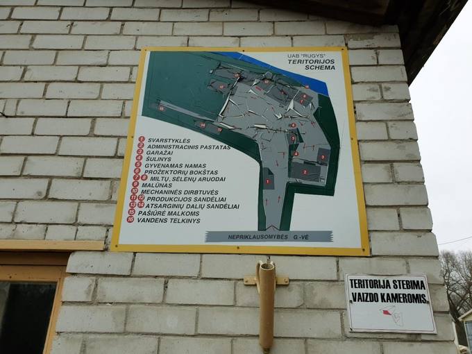 Pasvalio miesto vandens malūno kieme yra įvairios paskirties pastatų, ant vieno yra UAB „Rugys“ teritorijos schema. Tomos Mikalajūnaitės nuotrauka, 2019 