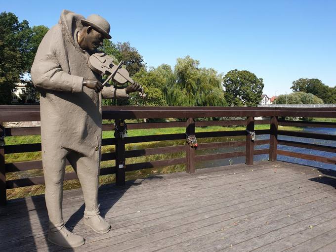Interaktyvi skulptūra „Senojo tilto muzikantas Antanėlis“. Tomos Mikalajūnaitės nuotrauka, 2019