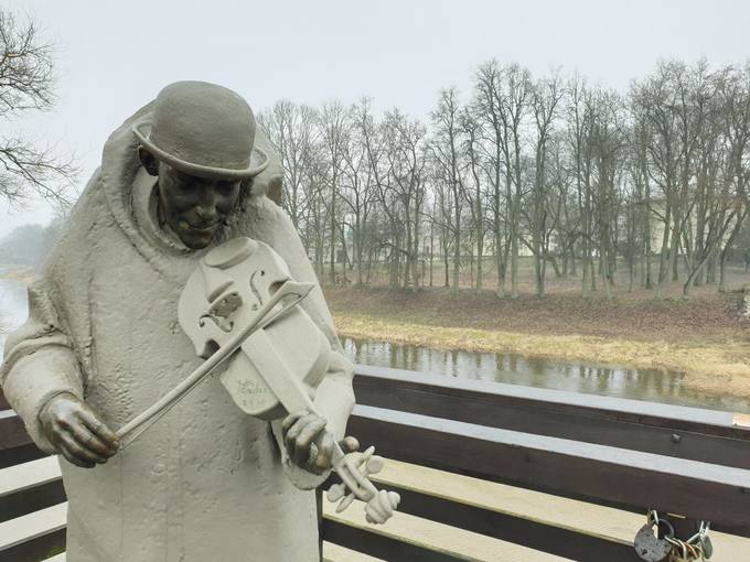 Interaktyvi skulptūra „Senojo tilto muzikantas Antanėlis“. Tomos Mikalajūnaitės nuotrauka, 2020