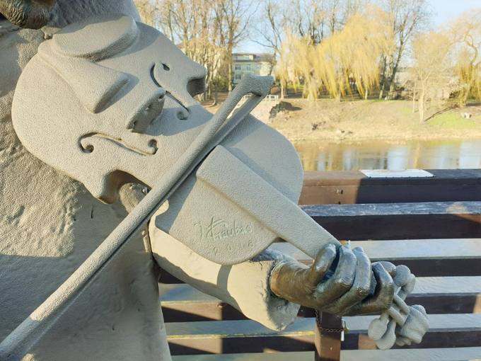 Interaktyvios skulptūros „Senojo tilto muzikantas Antanėlis“ fragmentas. Tomos Mikalajūnaitės nuotrauka, 2020