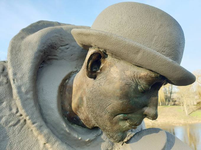 Interaktyvios skulptūros „Senojo tilto muzikantas Antanėlis“ fragmentas. Tomos Mikalajūnaitės nuotrauka, 2020