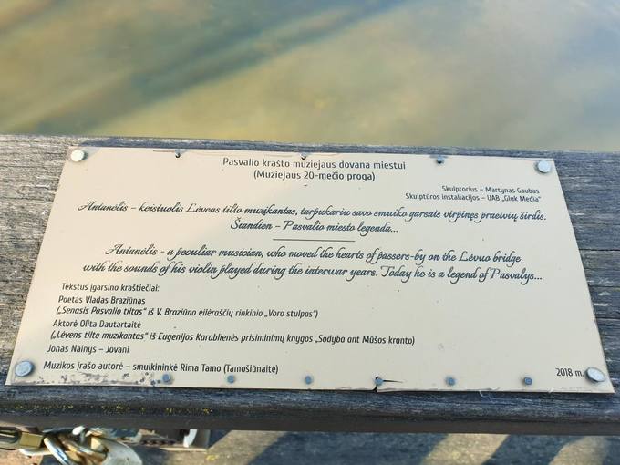 Interaktyvios skulptūros „Senojo tilto muzikantas Antanėlis“ lentelė. Tomos Mikalajūnaitės nuotrauka, 2020.