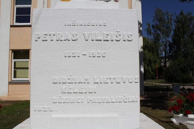 Paminklo Petrui Vileišiui prie jo vardo gimnazijos Pasvalyje fragmentas. Aidos Leimontaitės nuotrauka, 2019