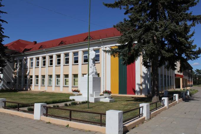 Paminklas Petrui Vileišiui prie jo vardo gimnazijos Pasvalyje. Aidos Leimontaitės nuotrauka, 2019