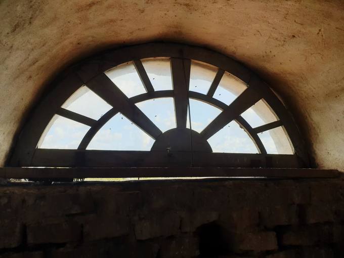 Joniškėlio Švč. Trejybės bažnyčios bokšto langas. Tomos Mikalajūnaitės nuotrauka, 2019. 