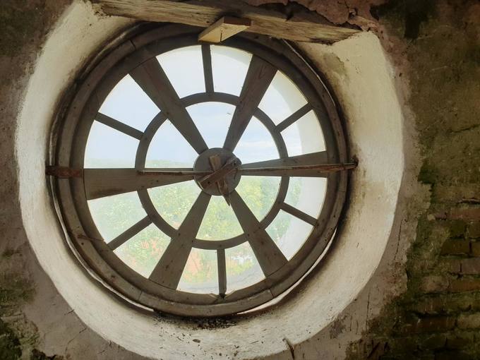 Joniškėlio Švč. Trejybės bažnyčios bokšto langas. Tomos Mikalajūnaitės nuotrauka, 2019.