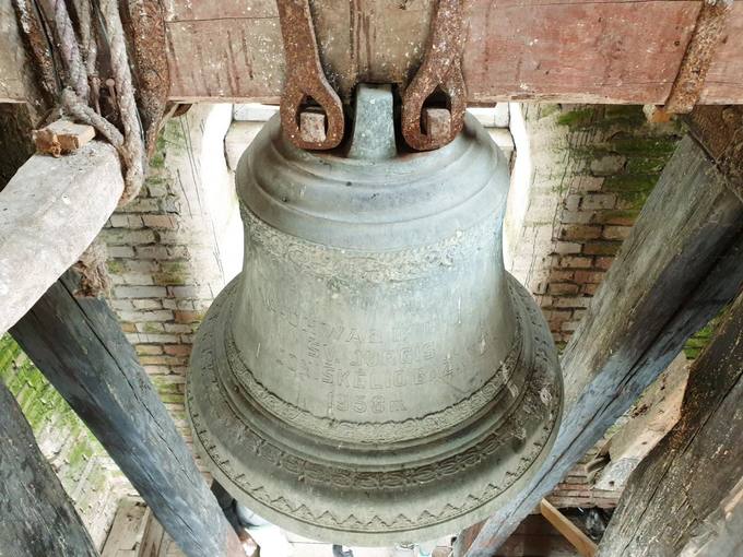 Joniškėlio Švč. Trejybės bažnyčios bokšto varpas (ø 70 cm) pakrikštytas Šv. Jurgio vardu. Tomos Mikalajūnaitės nuotrauka, 2019. 