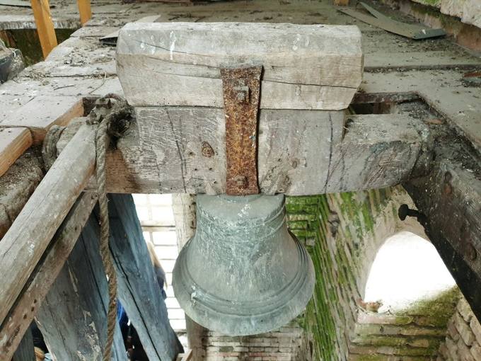 Joniškėlio Švč. Trejybės bažnyčios bokšto mažesnysis varpas (ø 36 cm). Tomos Mikalajūnaitės nuotrauka, 2019. 