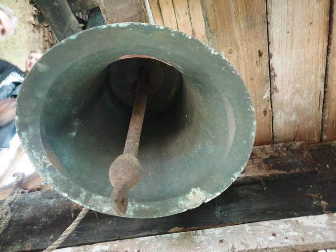 Joniškėlio Švč. Trejybės bažnyčios bokšto mažesnysis varpas (ø 36 cm). Tomos Mikalajūnaitės nuotrauka, 2019. 