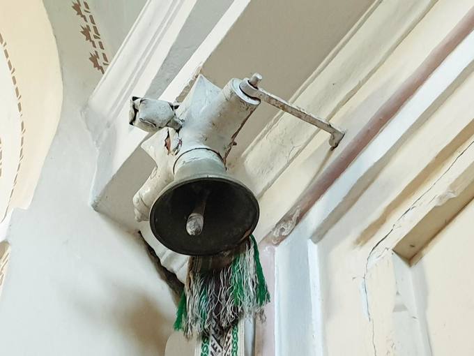 Joniškėlio Švč. Trejybės bažnyčios viduje esantis varpas. Tomos Mikalajūnaitės nuotrauka, 2019. 