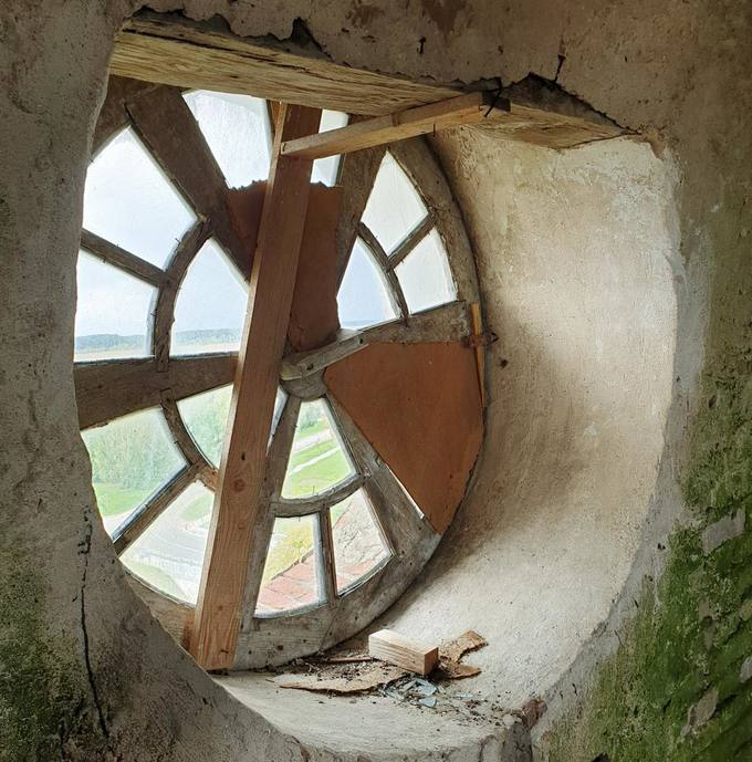 Joniškėlio Švč. Trejybės bažnyčios bokšto langas. Tomos Mikalajūnaitės nuotrauka, 2019. 