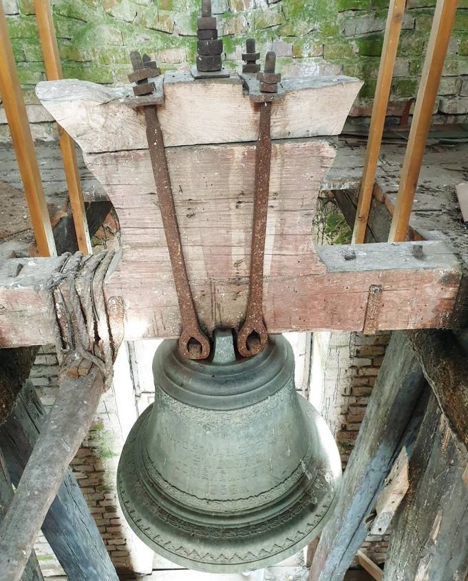 Joniškėlio Švč. Trejybės bažnyčios bokšto varpas (ø 70 cm) pakrikštytas Šv. Jurgio vardu. Tomos Mikalajūnaitės nuotrauka, 2019. 