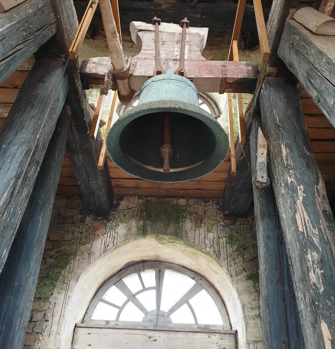 Joniškėlio Švč. Trejybės bažnyčios bokšto varpas (ø 70 cm) pakrikštytas Šv. Jurgio vardu. Tomos Mikalajūnaitės nuotrauka, 2019. 