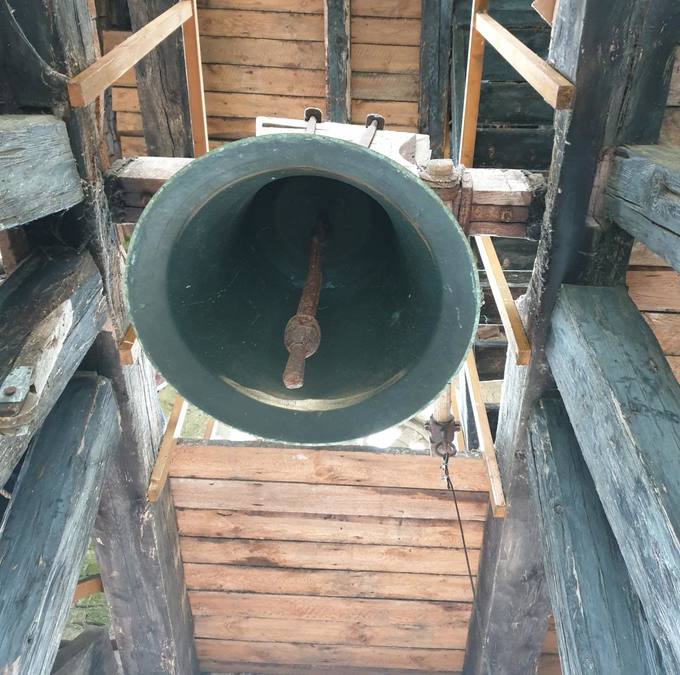 Joniškėlio Švč. Trejybės bažnyčios bokšto varpas (ø 70 cm) pakrikštytas Šv. Jurgio vardu. Tomos Mikalajūnaitės nuotrauka, 2019. 