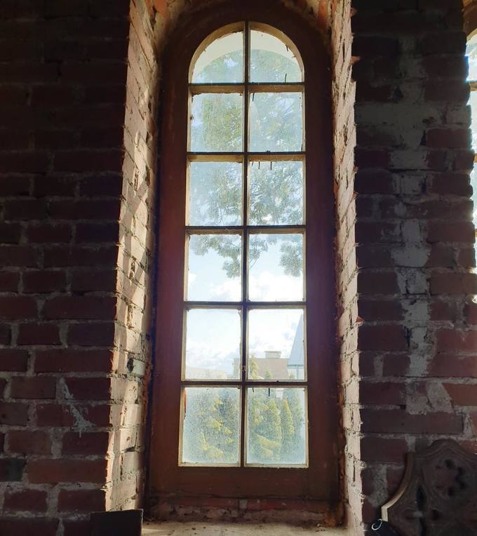 Pasvalio Šv. Jono Krikštytojo bažnyčios varpinės langas. Tomos Mikalajūnaitės nuotrauka, 2019. 