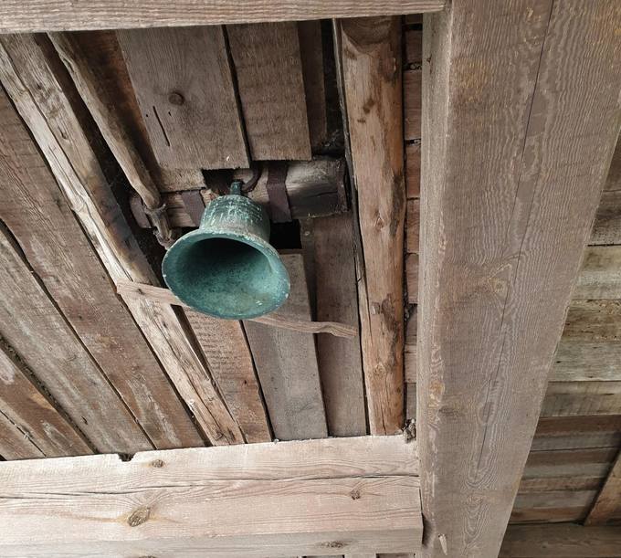 Pasvalio Šv. Jono Krikštytojo bažnyčios pats mažiausias varpas (ø 21 cm). Tomos Mikalajūnaitės nuotrauka, 2019. 
