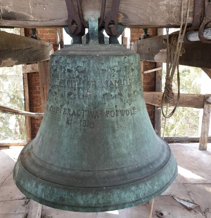 Pasvalio Šv. Jono Krikštytojo bažnyčios mažesnysis varpas (ø 72 cm). Tomos Mikalajūnaitės nuotrauka, 2019. 