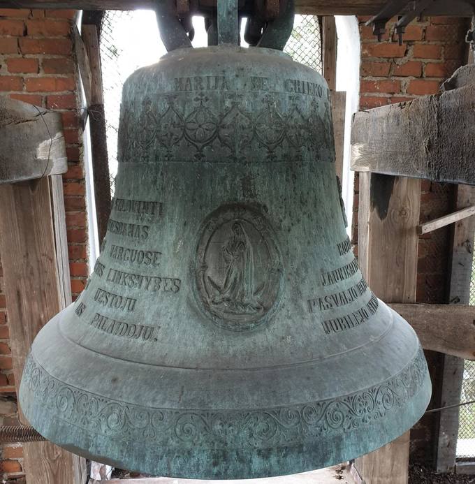 Pasvalio Šv. Jono Krikštytojo bažnyčios didysis varpas (ø 113 cm). Tomos Mikalajūnaitės nuotrauka, 2019. 