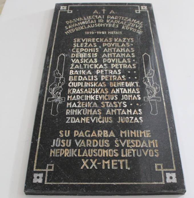 Pasvalio Šv. Jono Krikštytojo bažnyčios viduje ant sienos kabo atminimo lenta, kurioje surašytos 14 už laisvę žuvusių pasvaliečių pavardės.  Aidos Leimontaitės nuotrauka, 2019. 